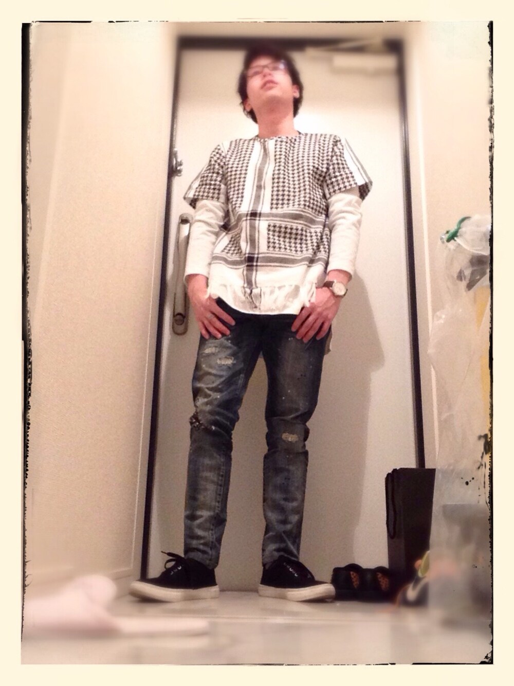 ブルー系のデニムパンツ、ホワイト系のTシャツ/カットソー、シルバー系のリングを着用したメンズの春コーディネートの1枚目の写真