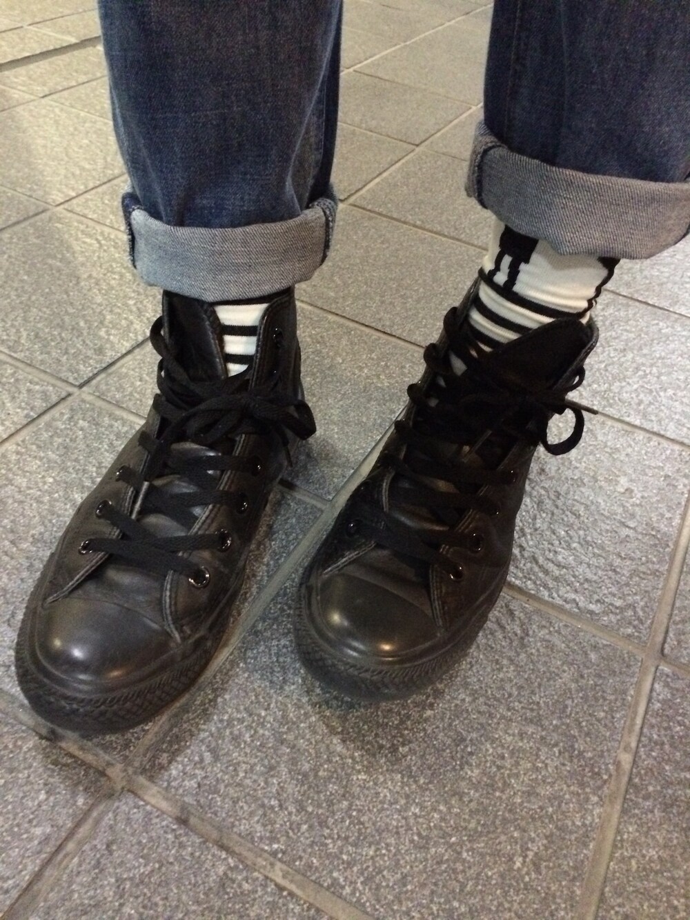 「ビートルズ、ボーダー、ダメージデニム」｜「CONVERSEのアイテム（スニーカー、ブラック系）」を使った、みぃさん（レディース・157cm）の冬コーディネートの1枚目の写真