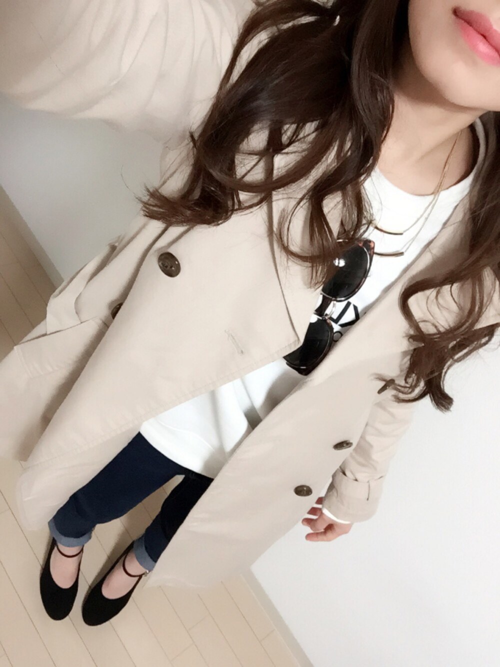 ブラック系のパンプス、その他のデニムパンツ、ホワイト系のスウェットを着用したレディースの春コーディネートの1枚目の写真