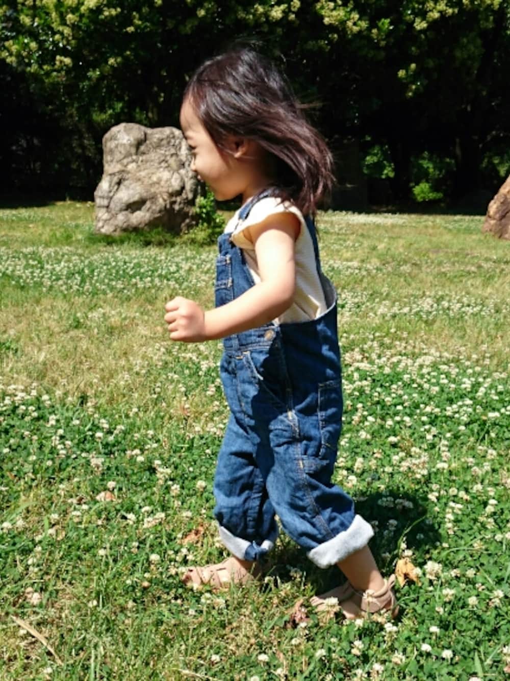 「公園スタイル、デニム、オーバーオール、女の子、girl、kids、2歳、2歳5ヶ月、90cm、babygap」｜「babyGAPのアイテム（サロペット/オーバーオール、ブルー系）」を使った、issaraさん（キッズ・90cm）の夏コーディネートの1枚目の写真