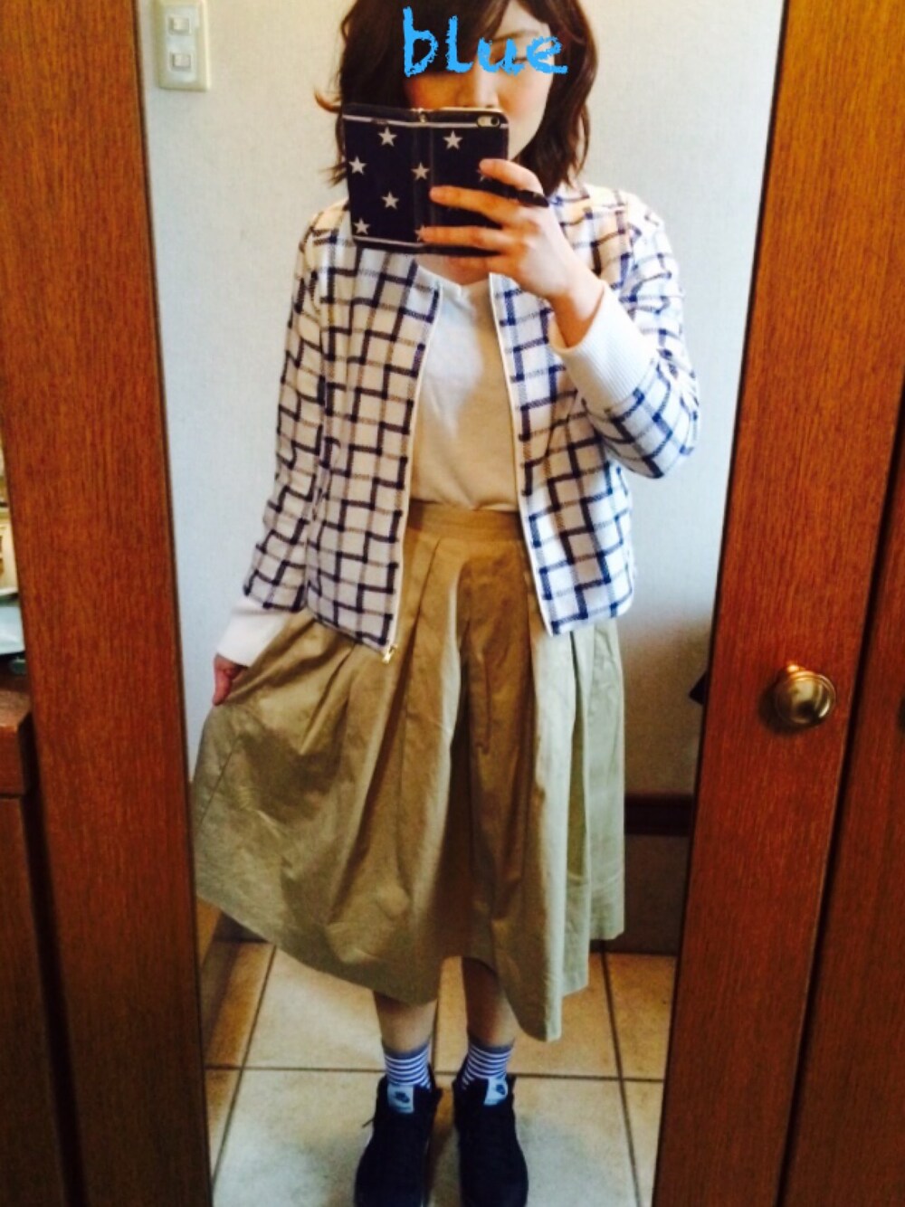 ホワイト系のニット/セーター、ブルー系のブルゾン、ブラック系のスニーカーを着用したレディースの春コーディネートの1枚目の写真