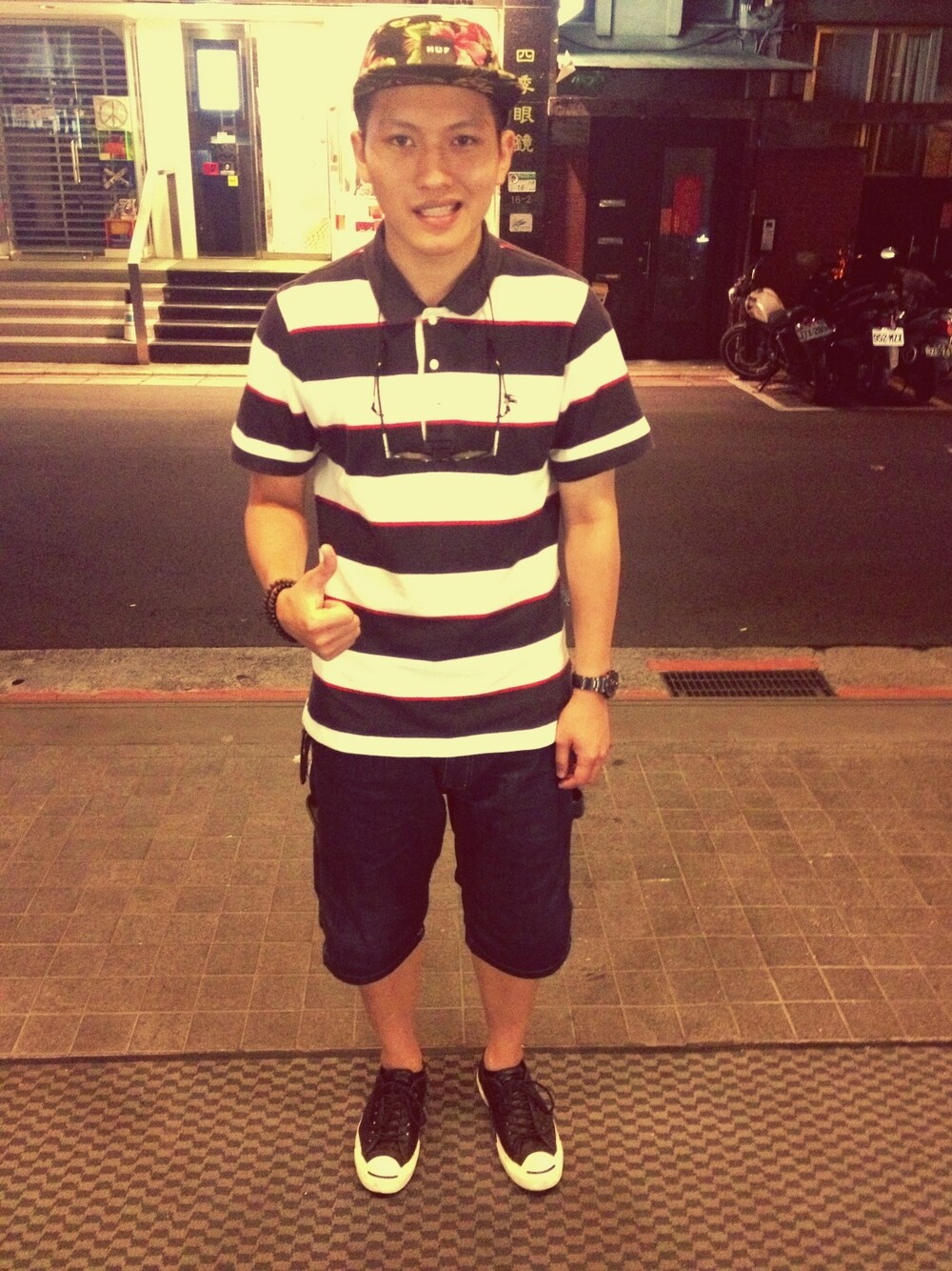 「converse、carhartt、HUF、burberry」｜「BURBERRYのアイテム（ポロシャツ、ブラック系）」を使った、蕭柏源さん（メンズ・172cm）の夏コーディネートの1枚目の写真