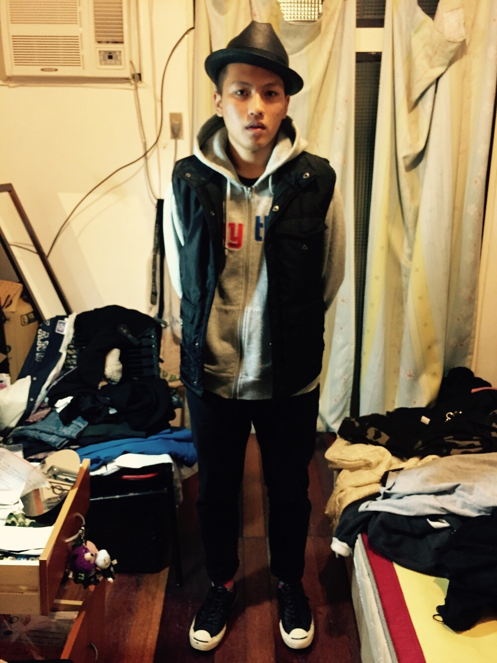 「converse、new york hat、LRG」｜「aNYthingのアイテム（モッズコート、グレー系）」を使った、蕭柏源さん（メンズ・172cm）の冬コーディネートの1枚目の写真