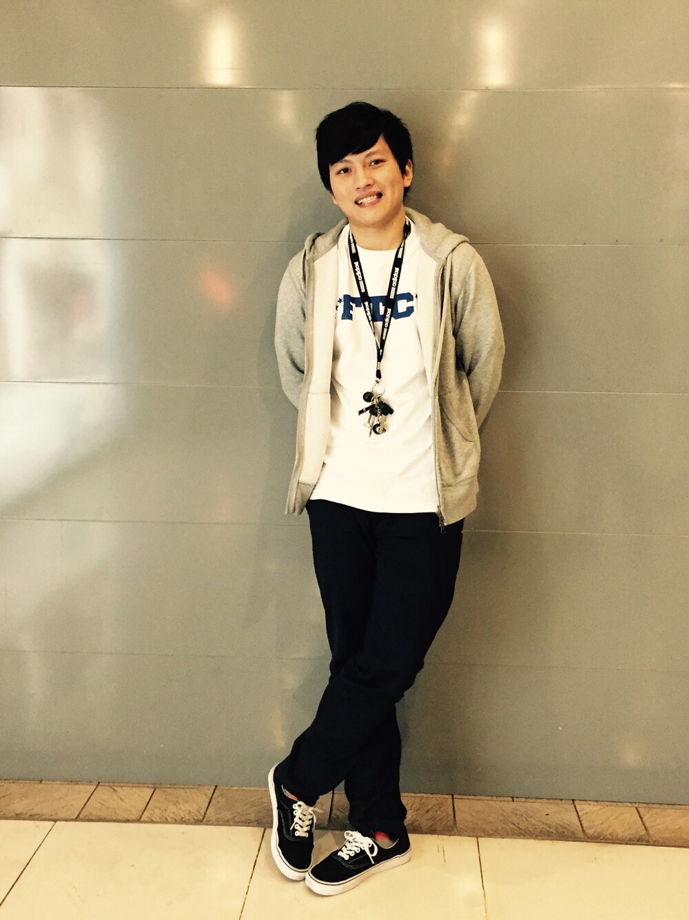 「FTC、carhartt、jeffdecker、adidas」｜「FTCのアイテム（Tシャツ/カットソー、ホワイト系）」を使った、蕭柏源さん（メンズ・172cm）の春コーディネートの1枚目の写真