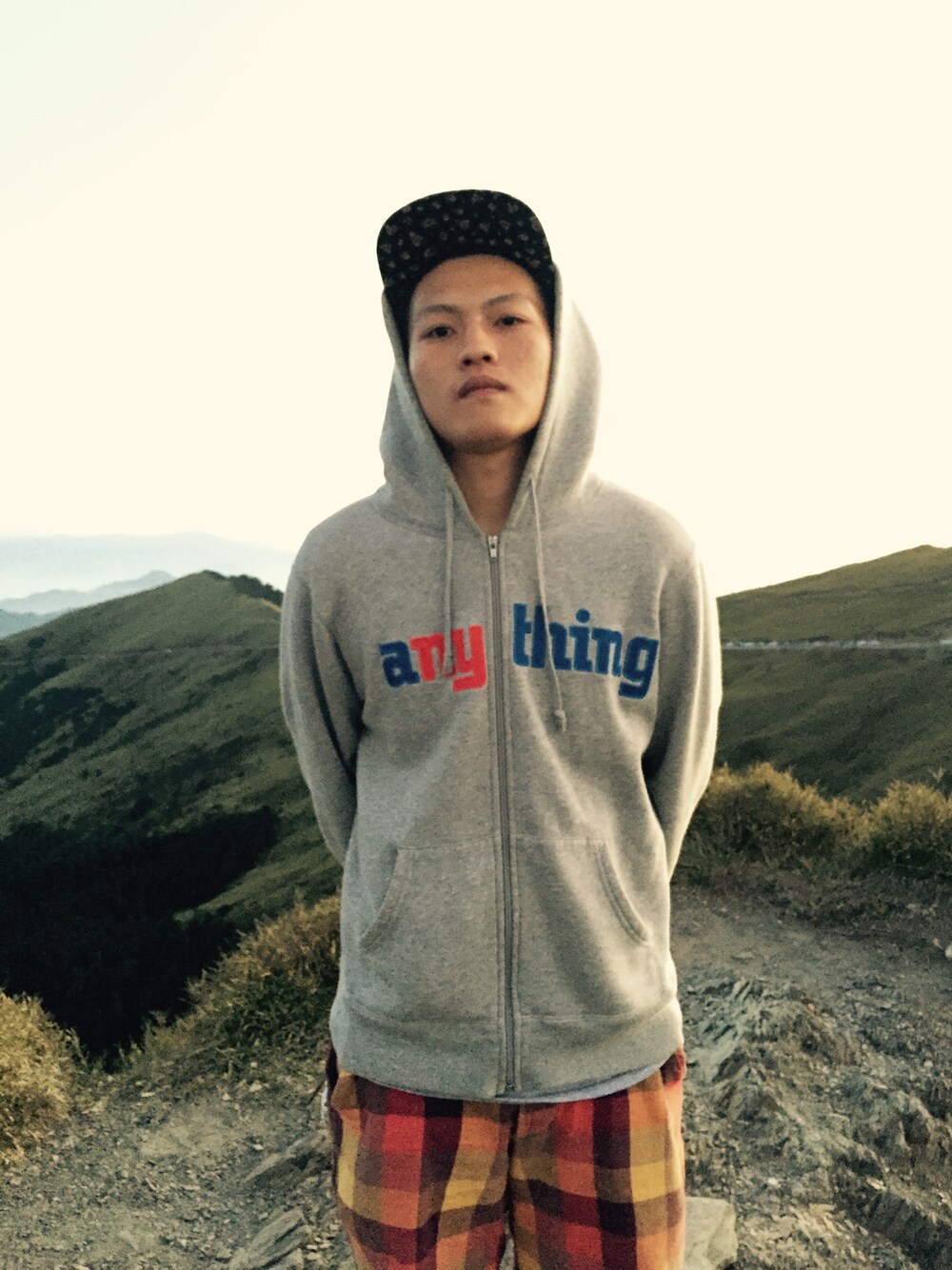 「only ny」｜「aNYthingのアイテム（スタジャン、グレー系）」を使った、蕭柏源さん（メンズ・172cm）の春コーディネートの1枚目の写真