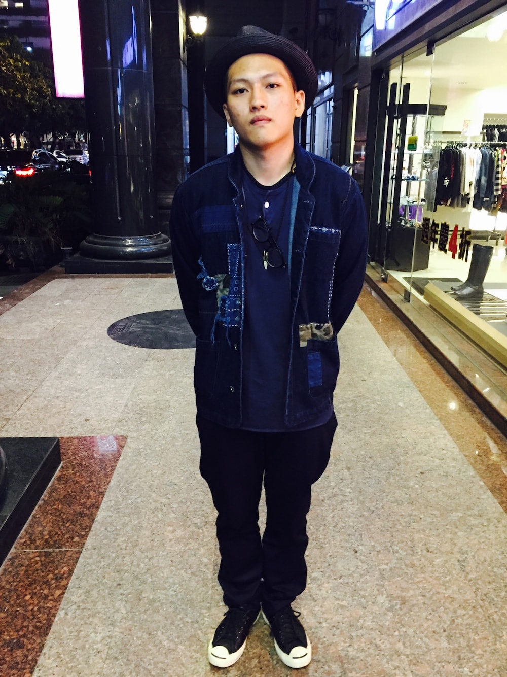 「Elhaus、converse、new york hat」｜「Elhausのアイテム（ジャケット/アウター、ブルー系）」を使った、蕭柏源さん（メンズ・172cm）の秋コーディネートの1枚目の写真
