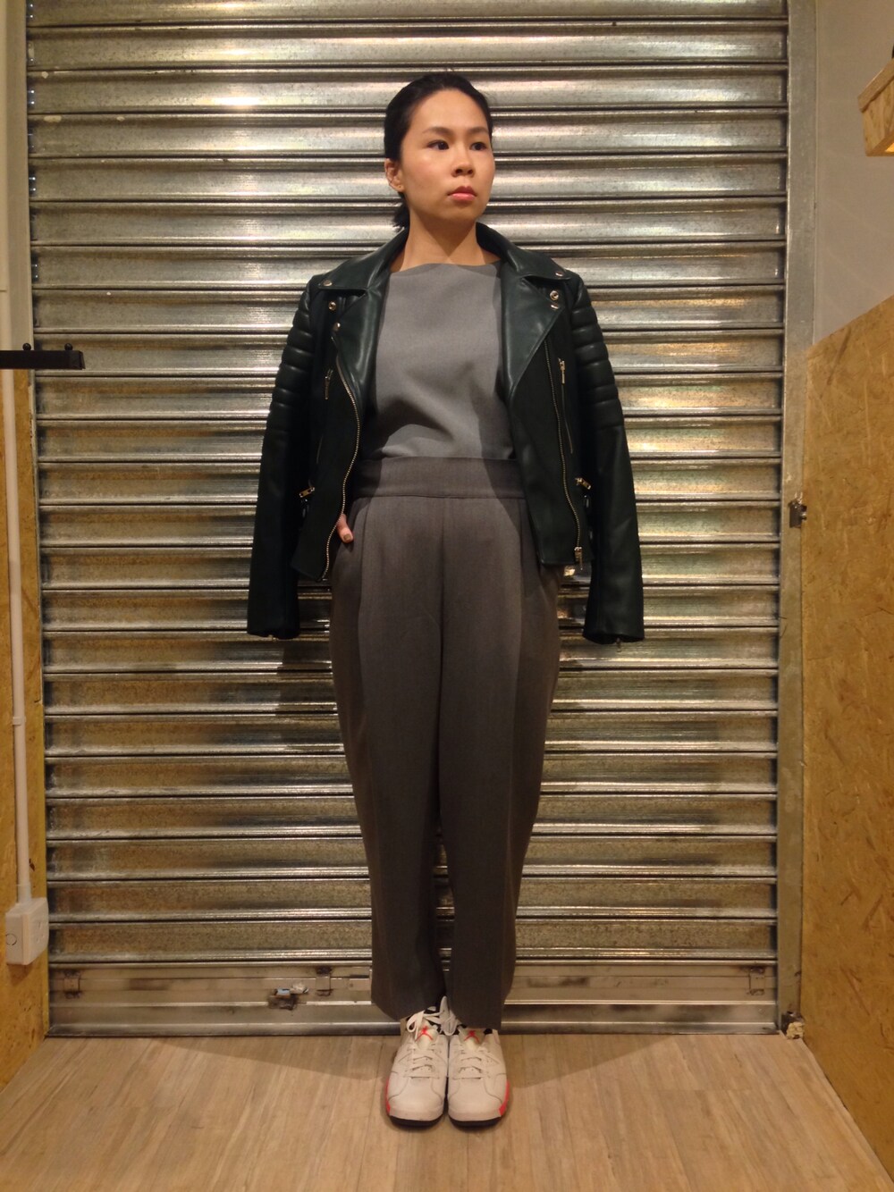 「BIKER、biker jacket 、faux leather、faux leather jacket、smart casual、all grey」｜「flopiapparelのアイテム（シャツ/ブラウス、グレー系）」を使った、Raanさん（レディース・160cm）の冬コーディネートの1枚目の写真