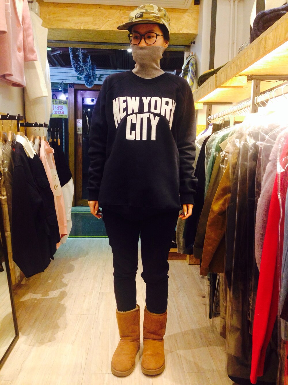 「hip hop、UGG、sweatshirt、all navy、warm、comfy」｜「flopiapparelのアイテム（スウェット、ブルー系）」を使った、Raanさん（レディース・160cm）の冬コーディネートの1枚目の写真