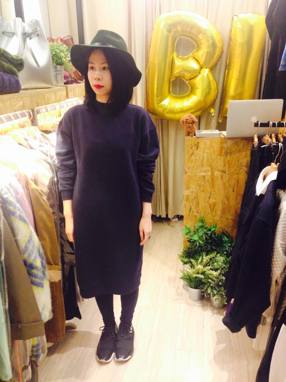 「vintage、all blue、navy、hat、you、simple、comfy」｜「MONKIのアイテム（つなぎ/オールインワン、ブルー系）」を使った、Raanさん（レディース・160cm）の冬コーディネートの1枚目の写真