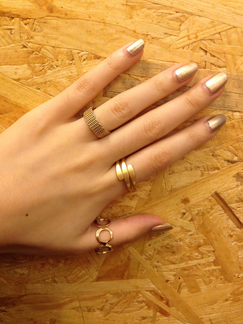 「RING、gold、Jewelry、ring set、nail 、nail art、gold nail、metallic」｜「flopiapparelのアイテム（リング、ゴールド系）」を使った、Raanさん（レディース・160cm）の冬コーディネートの1枚目の写真