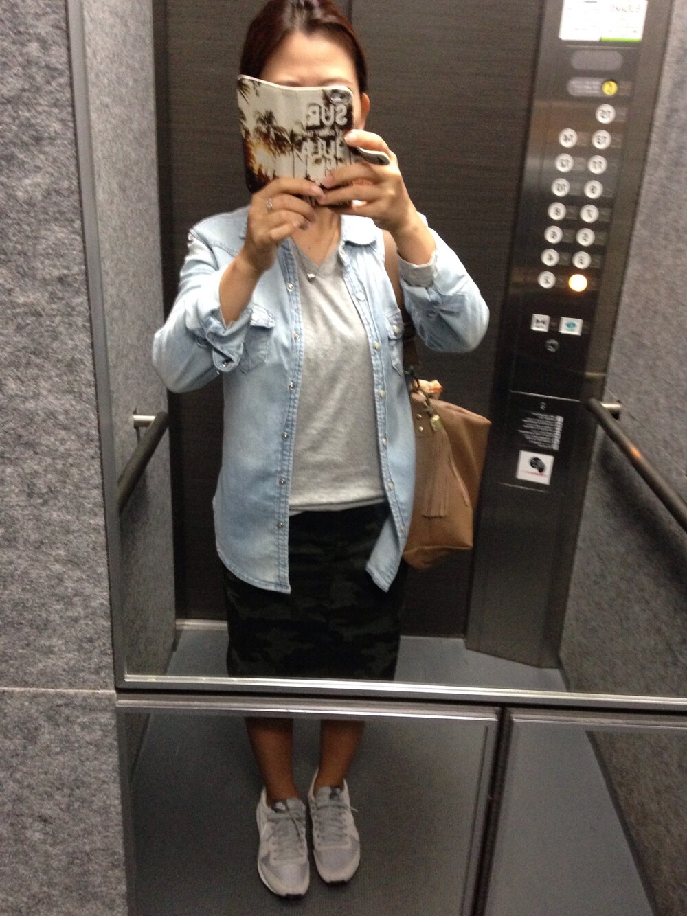 「通勤、カモフラスカート」｜「GAPのアイテム（シャツ/ブラウス、ブルー系）」を使った、Yuka さん（レディース・150cm）の秋コーディネートの1枚目の写真
