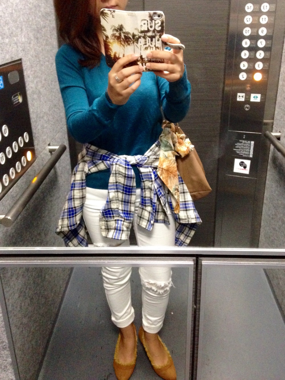 「通勤、白デニム、ユニクロニット」｜「UNIQLOのアイテム（シャツ/ブラウス、ブルー系）」を使った、Yuka さん（レディース・150cm）の秋コーディネートの1枚目の写真