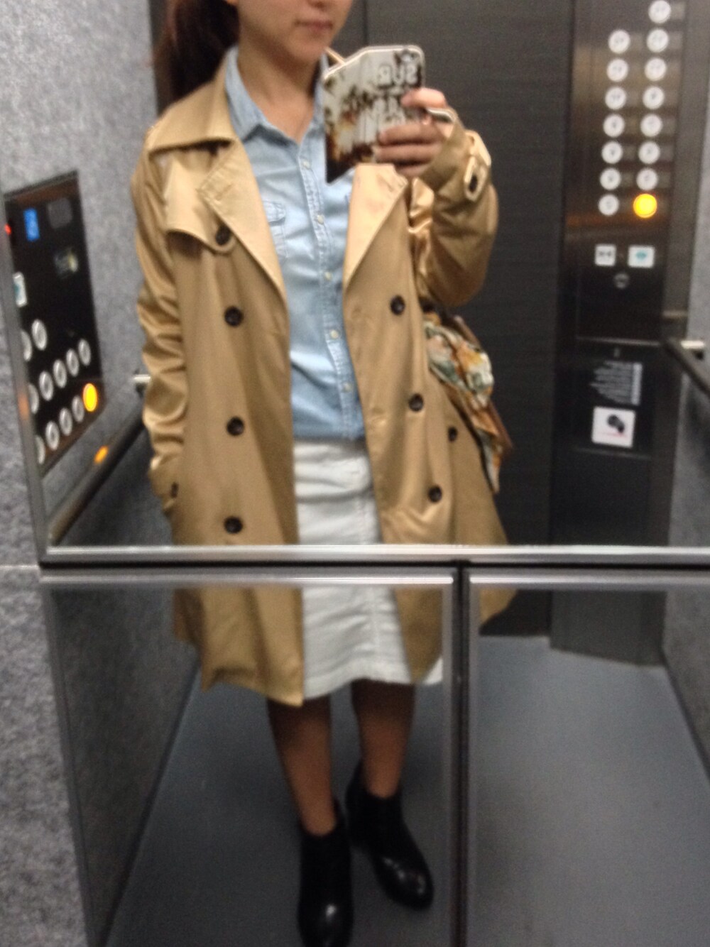 「通勤、デニムシャツ、トレンチコート、妹からのプレゼント」｜「GAPのアイテム（シャツ/ブラウス、ブルー系）」を使った、Yuka さん（レディース・150cm）の秋コーディネートの1枚目の写真
