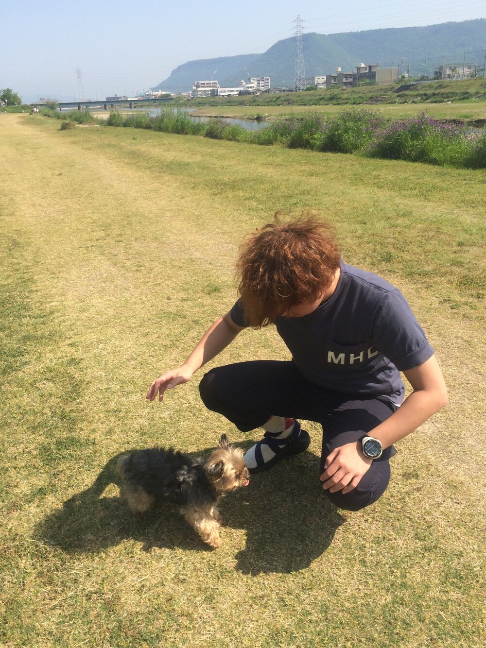 「スント、ベクター、ネイビーコーデ、チャコ、サンダル×靴下、サンダルコーデ、MHL.、ポケT」｜「MHL.の・PRINTED JERSEY（Tシャツ/カットソー、ブルー系）」を使った、けんじろーさん（メンズ・162cm）の春コーディネートの1枚目の写真