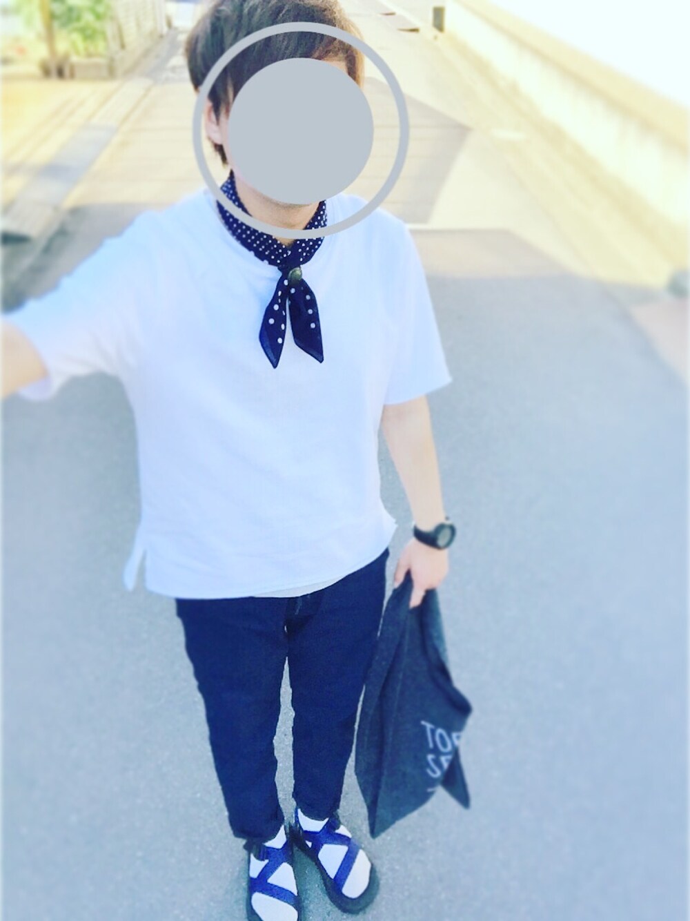 「シンプルコーデ、Today's special、トートバッグ、トゥデイズスペシャル、ビッグT、白Tシャツ、チャコ、スポーツサンダル、スント、WEAR四国」｜「TODAY'S SPECIALの限定マルシェバッグ/ Marche Bag（エコバッグ/サブバッグ、グレー系）」を使った、けんじろーさん（メンズ・162cm）の春コーディネートの1枚目の写真