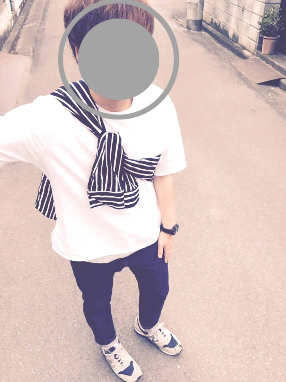 「たすき掛け、ヨカポイカ、マリメッコ、ストライプシャツ、白Tシャツ、チープカシオ、New Balance、夏コーデ、カジュアルコーデ、WEAR四国」｜「marimekkoのPiccolo stripe / JOKAPOIKA（シャツ/ブラウス、ブラック系）」を使った、けんじろーさん（メンズ・162cm）の夏コーディネートの1枚目の写真