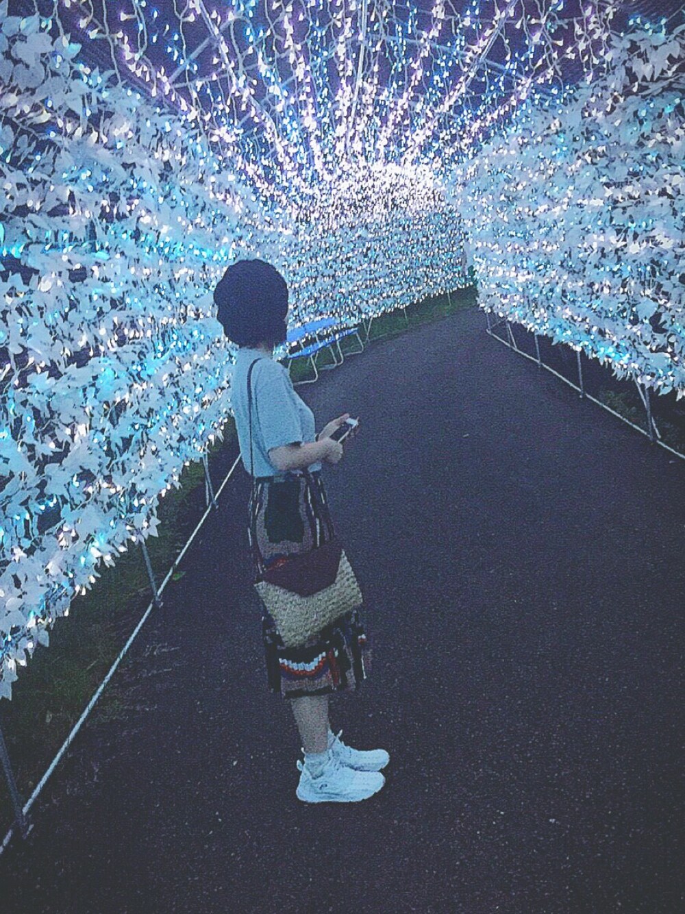 ホワイト系のスニーカー、その他のスカート、ブラック系のハンチング/ベレー帽を着用したレディースの夏コーディネートの1枚目の写真