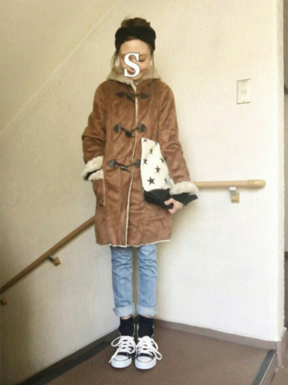 ブラック系のクラッチバッグ、ブラック系のスニーカー、ブラウン系のムートンコートを着用したレディースの冬コーディネートの1枚目の写真