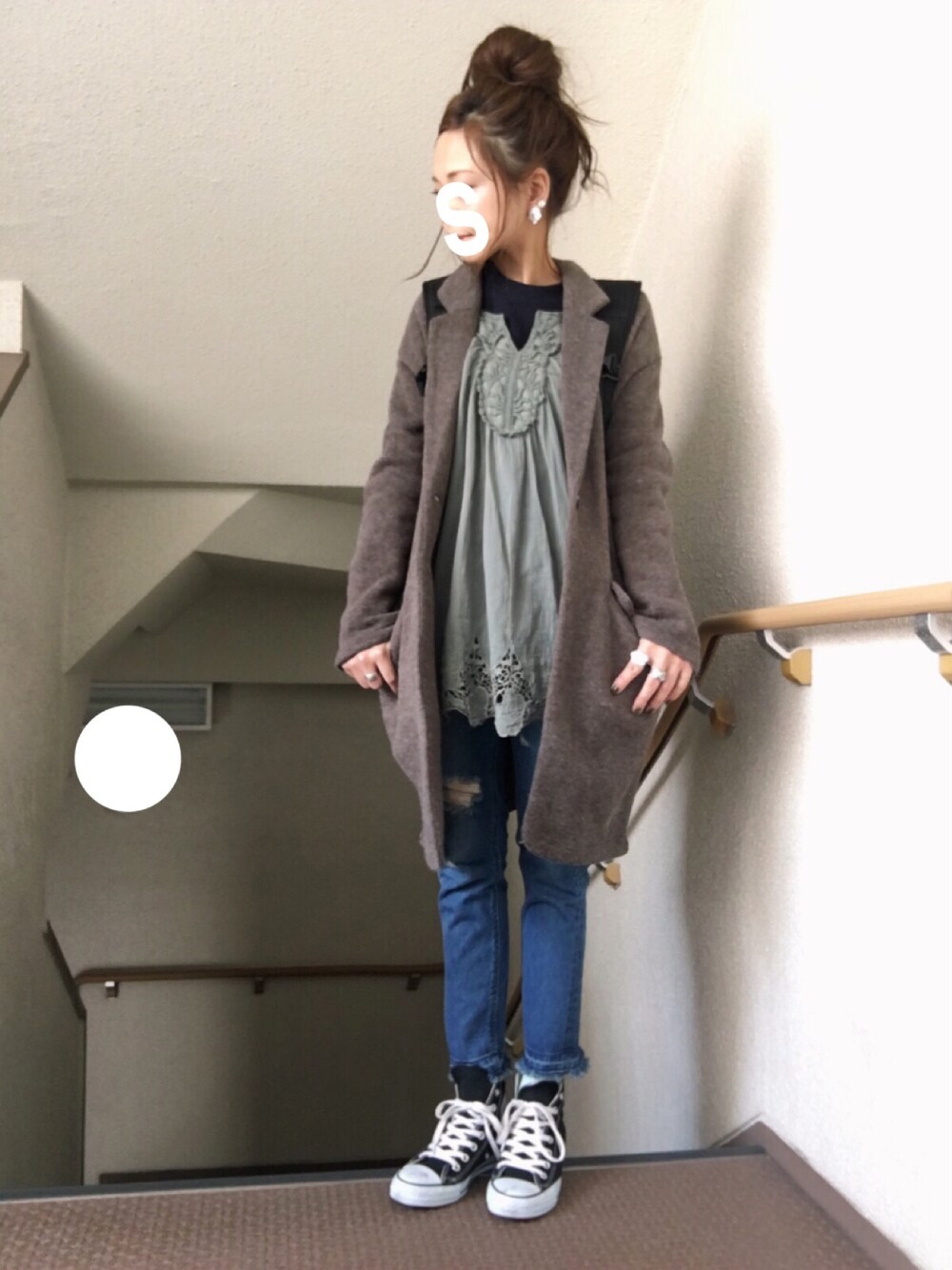 ブルー系のデニムパンツ、ブラック系のスニーカー、ブルー系のTシャツ/カットソーを着用したレディースの冬コーディネートの1枚目の写真