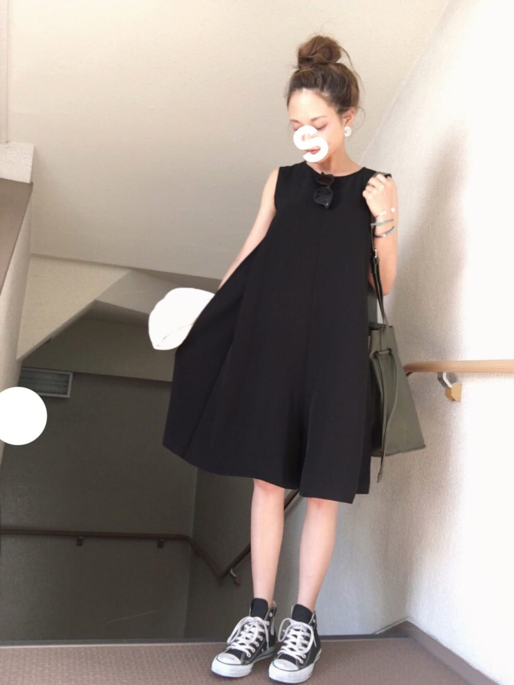 「夏、ノースリーブ、サロペット、シンプル、オトナカジュアル、モノトーン、コンバース」｜「NATURAL BEAUTY BASICのオールインワンワンピース（ワンピース、ブラック系）」を使った、skyさん（レディース・153cm）の夏コーディネートの1枚目の写真