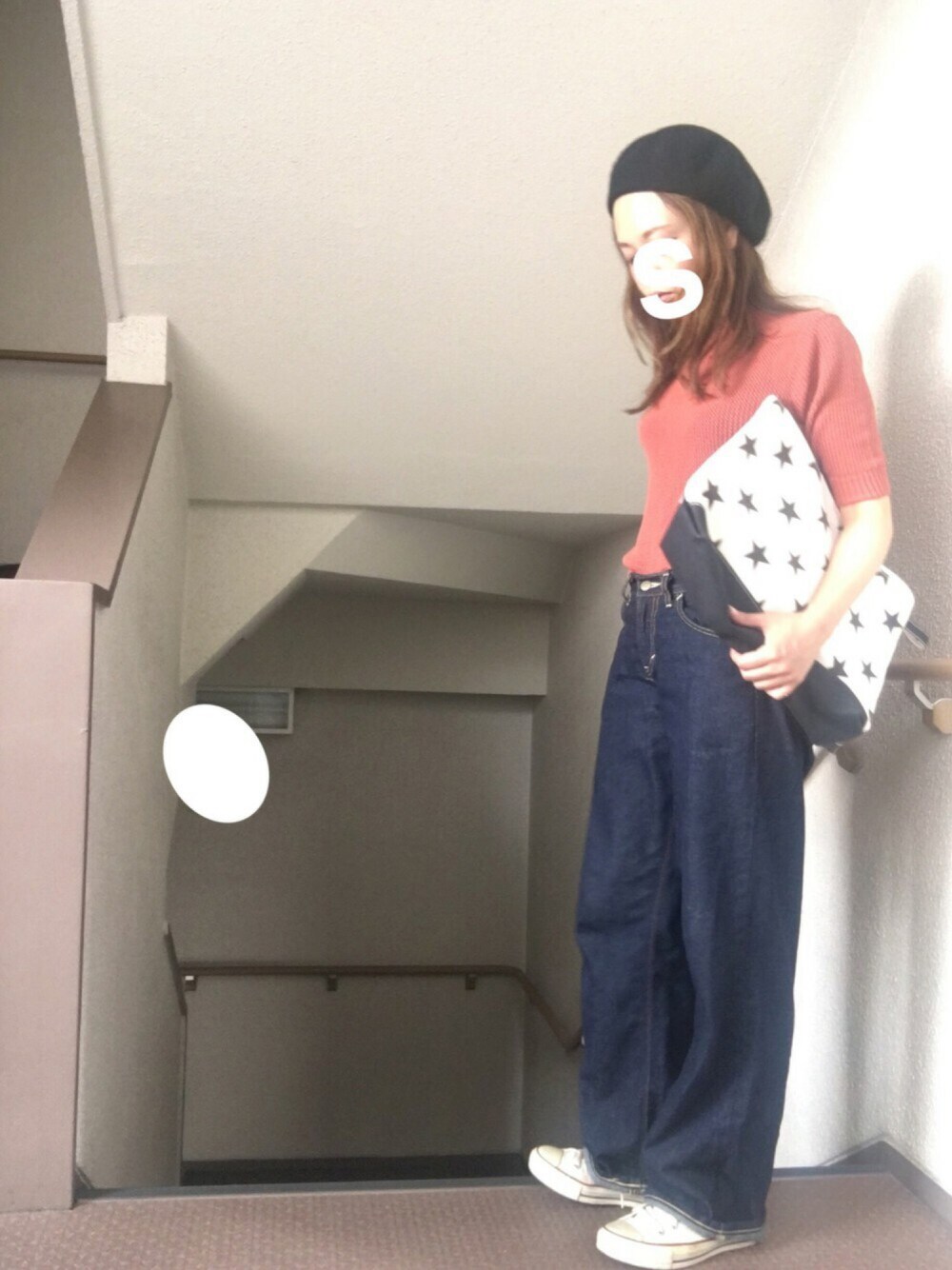 ブルー系のデニムパンツ、ホワイト系のスニーカー、ブラック系のクラッチバッグを着用したレディースの夏コーディネートの1枚目の写真