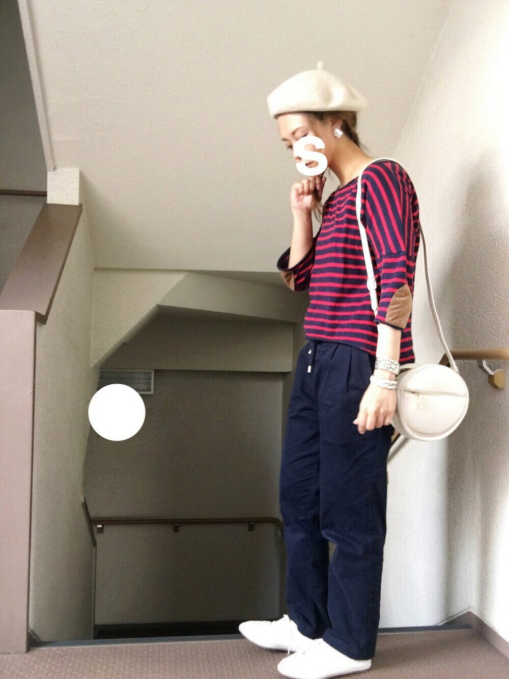 ブルー系のその他パンツ、ベージュ系のショルダーバッグ、シルバー系のバングル/リストバンドを着用したレディースの秋コーディネートの1枚目の写真