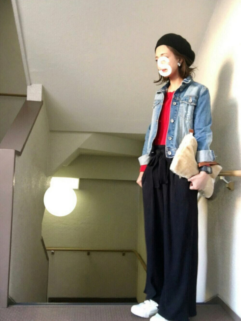 レッド系のニット/セーター、ブラック系のパンツ、ホワイト系のクラッチバッグを着用したレディースの秋コーディネートの1枚目の写真