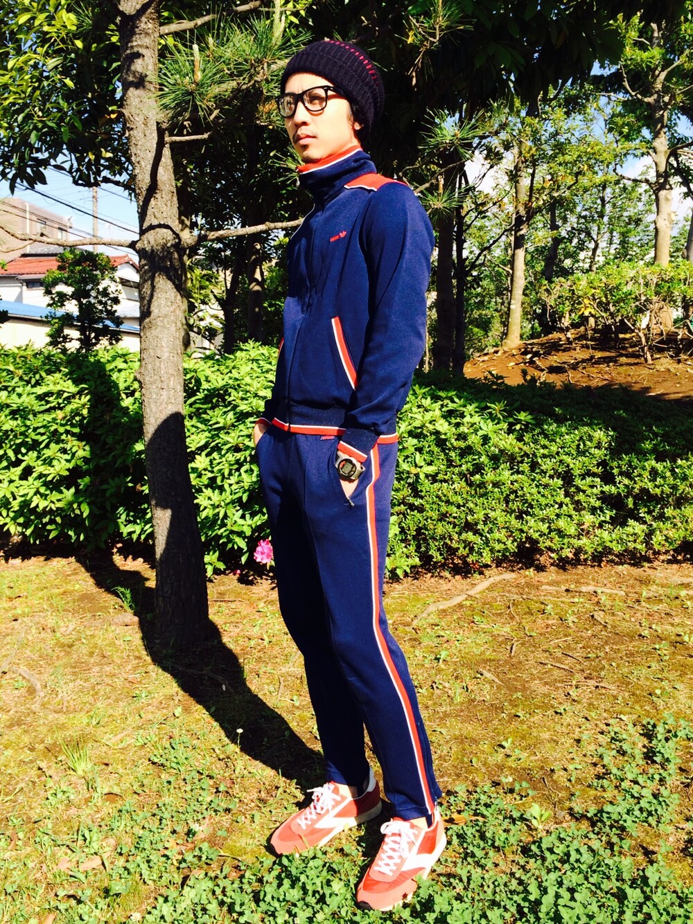 ブラック系のメガネ、その他のアナログ腕時計を着用したメンズの春コーディネートの1枚目の写真