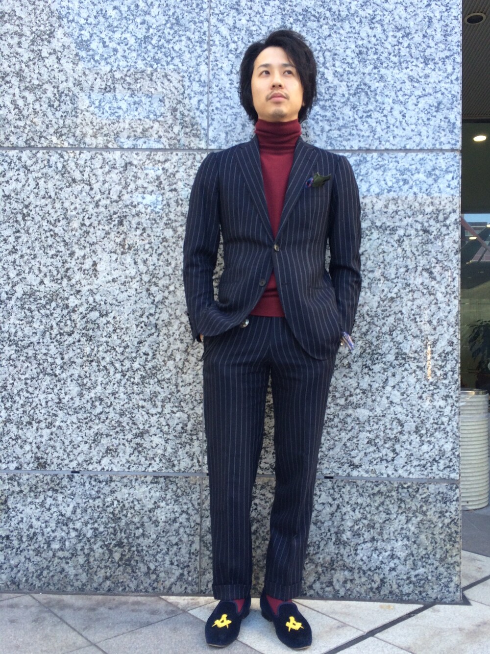 レッド系のニット/セーター、ブルー系のその他シューズ、ウォレットチェーンを着用したメンズの冬コーディネートの1枚目の写真