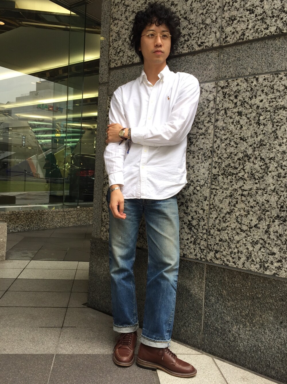 ホワイト系のシャツ/ブラウス、ブルー系のデニムパンツ、ブラウン系のブーツを着用したメンズの春コーディネートの1枚目の写真