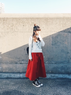 スニーカーを使った 赤いスカート の人気ファッションコーディネート 地域 香港 Wear