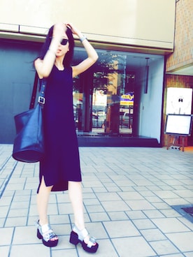 「MONKI（モンキ）のアイテム（サンダル）」を使った、神林真里さん（レディース・168cm）の夏コーディネート