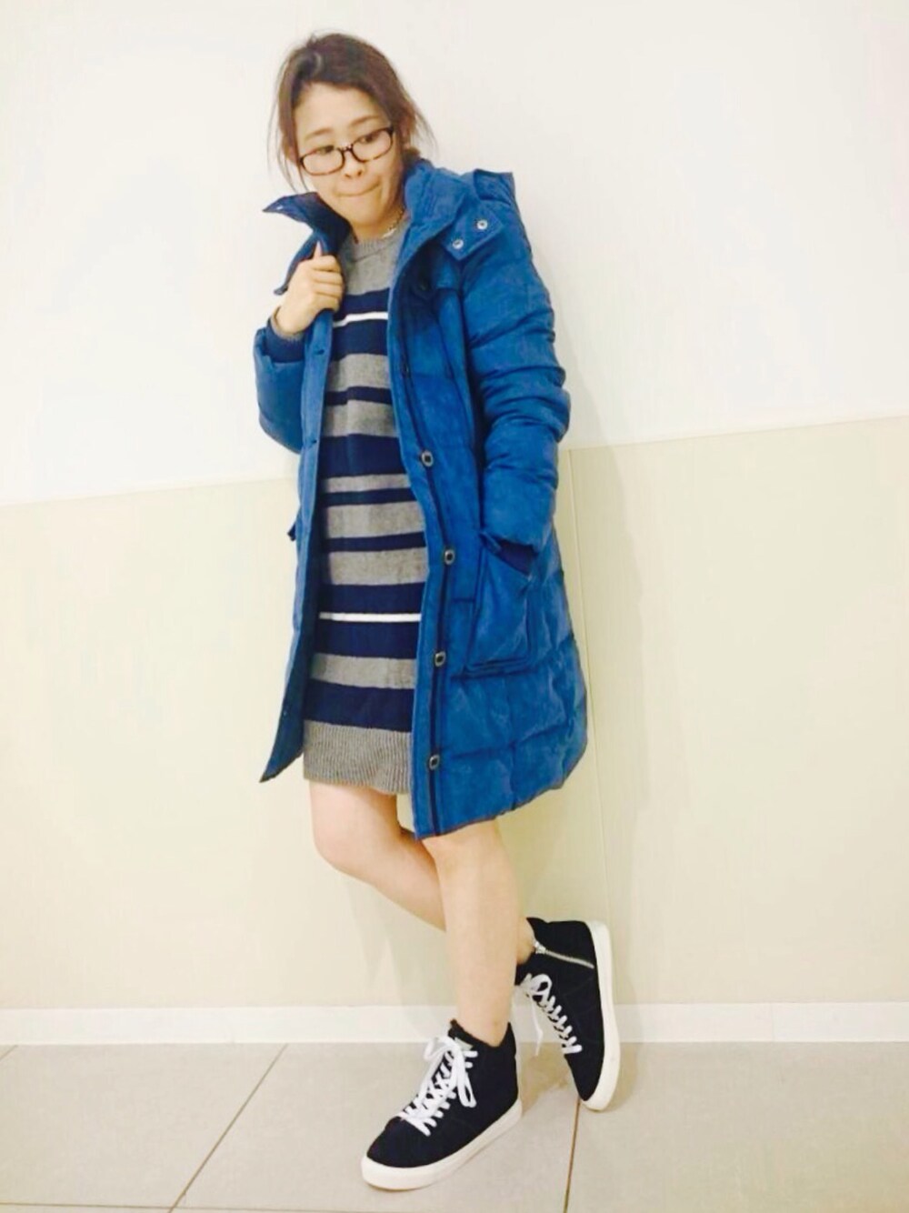 「シンプル、ニット、グレー、楽チンコーデ、ラクチンコーデ、冬、ムートン、スニーカー」｜「AVIREXのavirex/アヴィレックス/　FAKE SUEDE LONG DOWN JACKET/ フェイクスウェード　（ダウンジャケット/コート、ブルー系）」を使った、Yasさん（レディース・153cm）の秋コーディネートの1枚目の写真