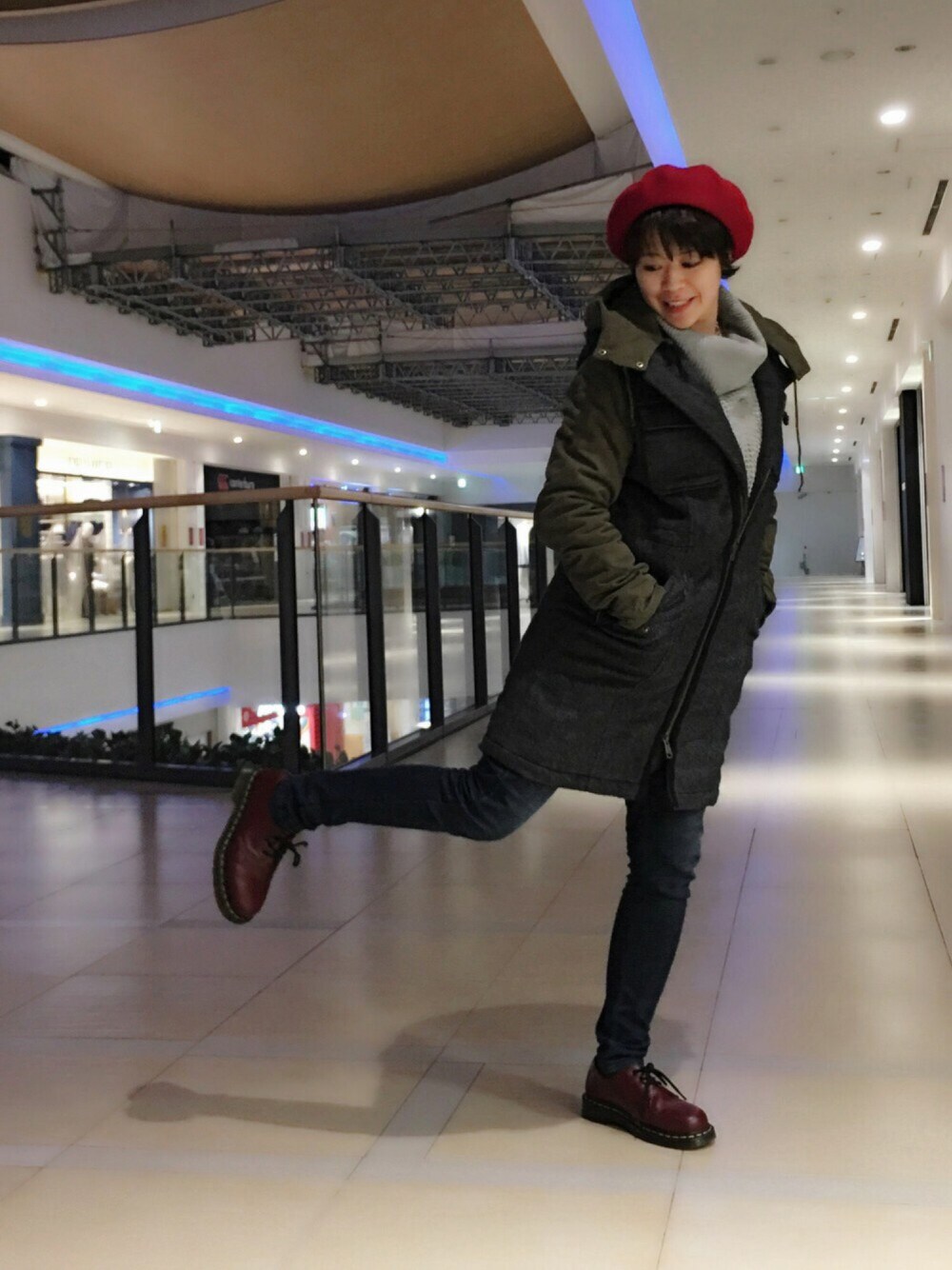 「ニット、アウター、ベレー帽、denim、AVIREX、冬、ootd、あったかコーデ、outfit、AVIREXBelle」｜「AVIREXのavirex/アヴィレックス/ MILITARY COMBI PULLOVER KNIT/ ミリタリー コンビ プルオーバー ニット（ニット/セーター、グレー系）」を使った、Yasさん（レディース・156cm）の秋コーディネートの1枚目の写真
