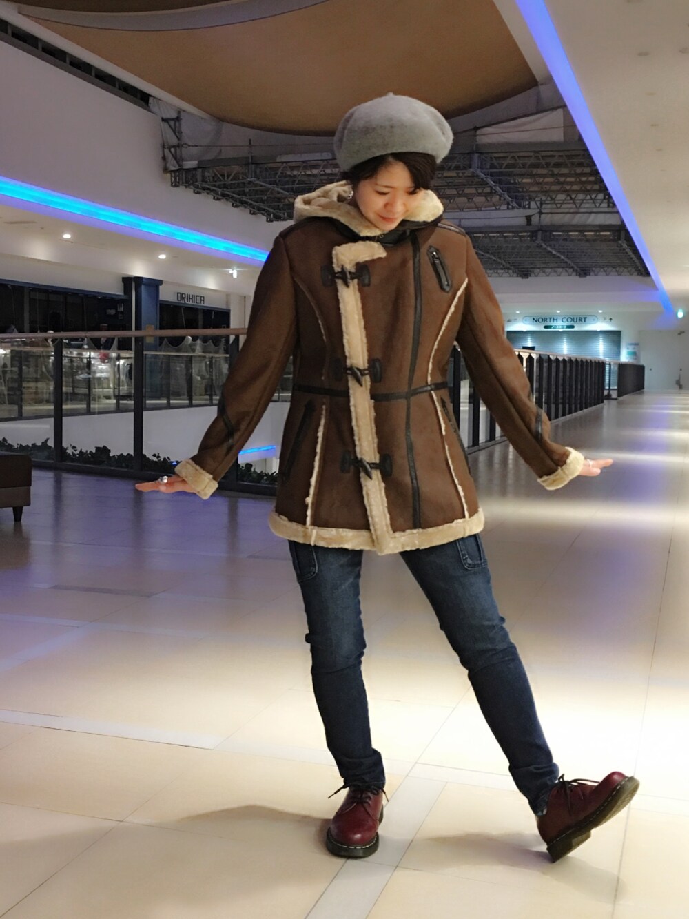 「ミリタリー、レザー、レザージャケット、denim、AVIREX、ムートンコート、冬、ootd、outfit、AVIREXBelle」｜「AVIREXのavirex/アヴィレックス/ シンプルバスクベレー帽（ハンチング/ベレー帽、グレー系）」を使った、Yasさん（レディース・156cm）の秋コーディネートの1枚目の写真