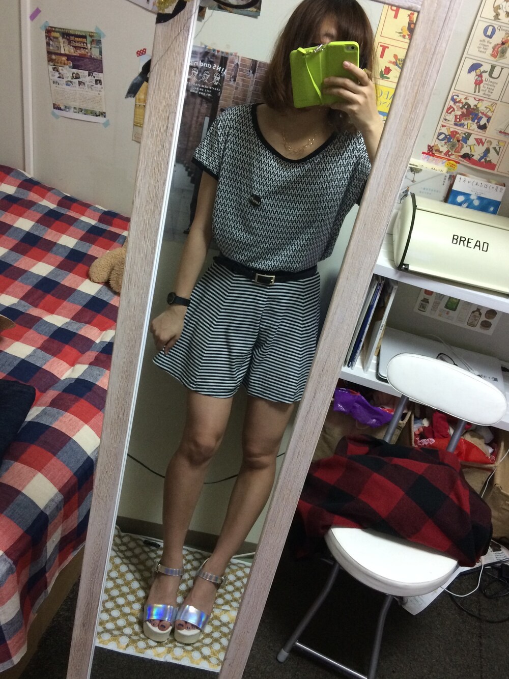 「セットアップ、夏、モノトーン、星、サンダル、UNIQLO Tシャツ」｜「星ネックレス
（ネックレス、ゴールド系）」を使った、karuhaさん（レディース・162cm）の夏コーディネートの1枚目の写真