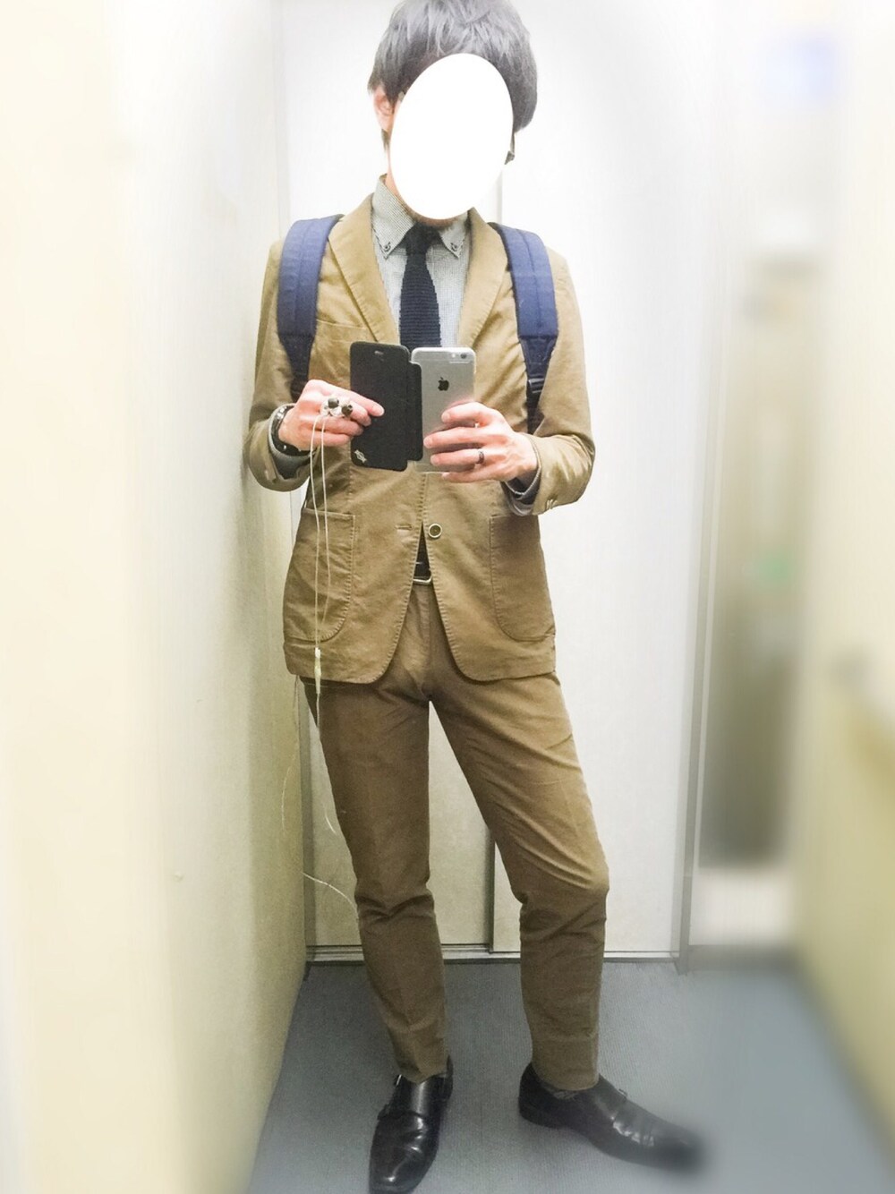 「スーツ、ニットタイ、茶色、スーツスタイル」｜「THE SUIT COMPANYのアイテム（セットアップ、ベージュ系）」を使った、Felix さん（メンズ・178cm）の秋コーディネートの1枚目の写真