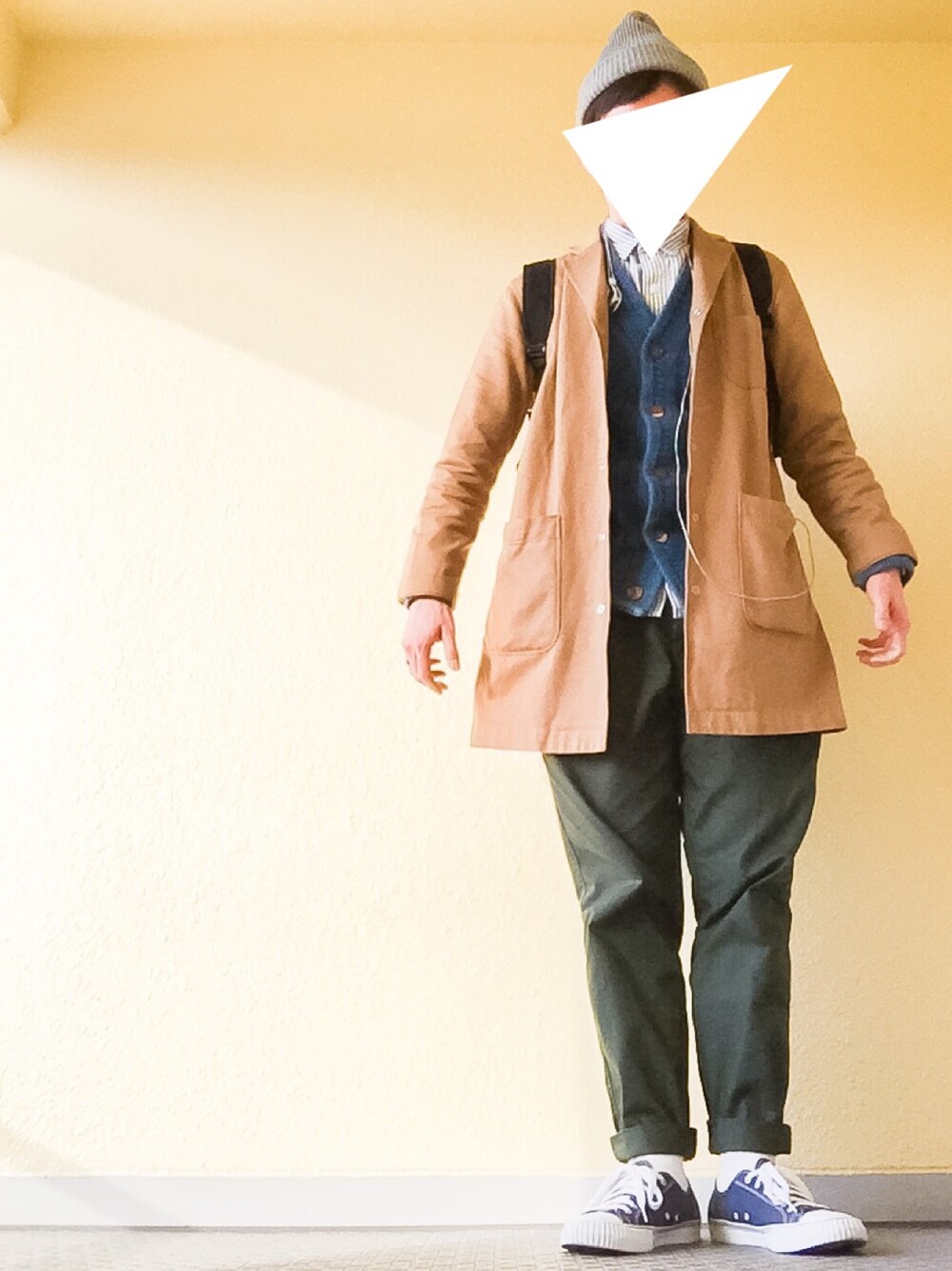 イエロー系のその他アウター、ブルー系のカーディガン/ボレロ、ブラック系のシャツ/ブラウスを着用したメンズの冬コーディネートの1枚目の写真