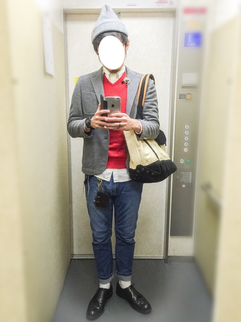 グレー系のテーラードジャケット、ブルー系のデニムパンツ、ブラック系のシューズを着用したメンズの秋コーディネートの1枚目の写真