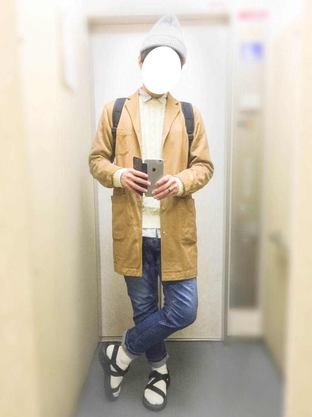 イエロー系のその他アウター、ブラック系のシャツ/ブラウス、ベージュ系のニット/セーターを着用したメンズの秋コーディネートの1枚目の写真