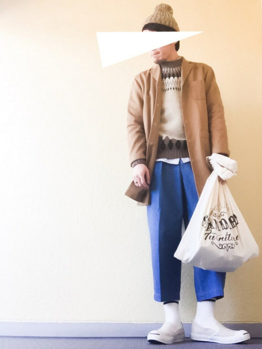 イエロー系のその他アウター、ホワイト系のニット/セーター、ブルー系のデニムパンツを着用したメンズの冬コーディネートの1枚目の写真