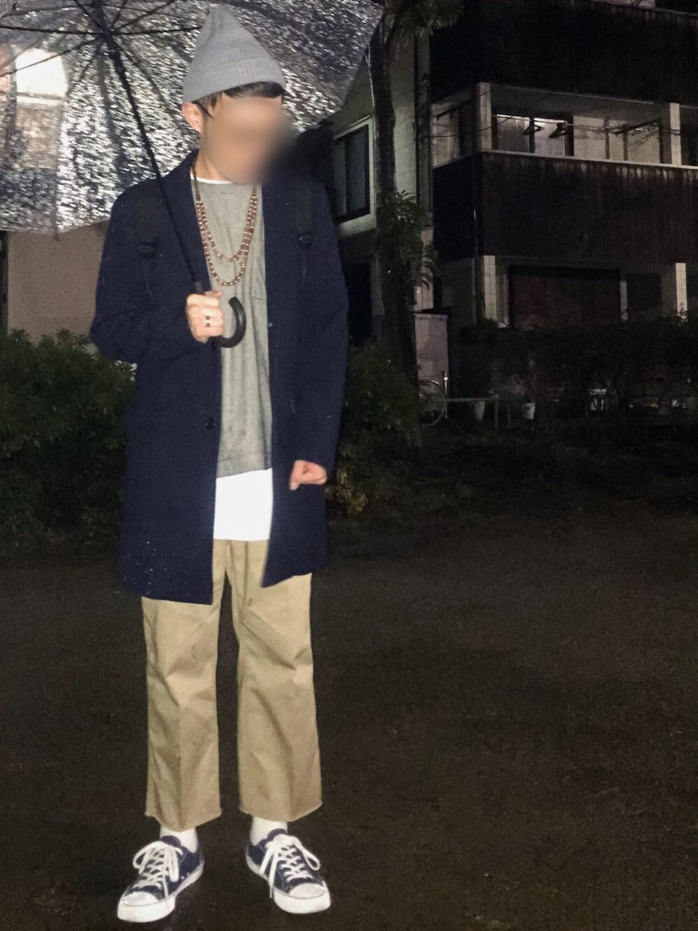 ブルー系のチェスターコート、ホワイト系のTシャツ/カットソー、ブルー系のスニーカーを着用したメンズの冬コーディネートの1枚目の写真