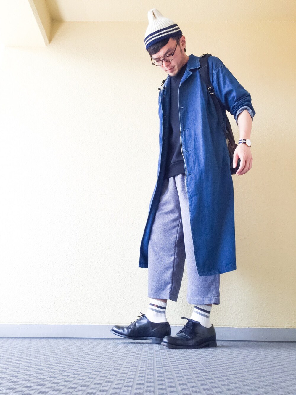 ブルー系のステンカラーコート、ブラック系のTシャツ/カットソー、ブラック系のシューズを着用したメンズの春コーディネートの1枚目の写真