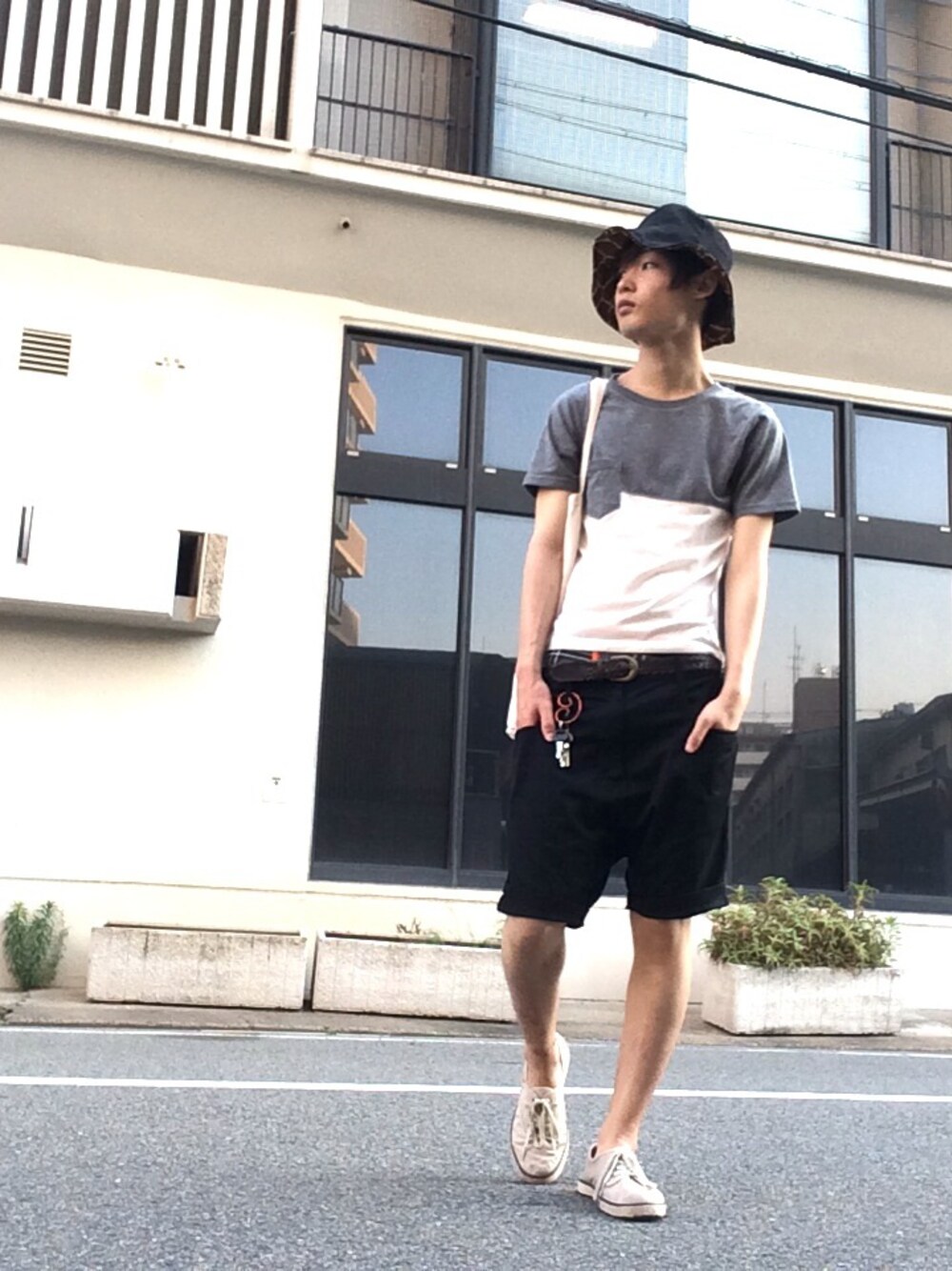 「エコバック、ポケットＴシャツ、チューリップハット」｜「GLOBAL WORKの【GLOBAL WORK】リバーシブルチューリップハット/543120（ハット、ブラック系）」を使った、kudo / shintaroさん（メンズ・171cm）の夏コーディネートの1枚目の写真