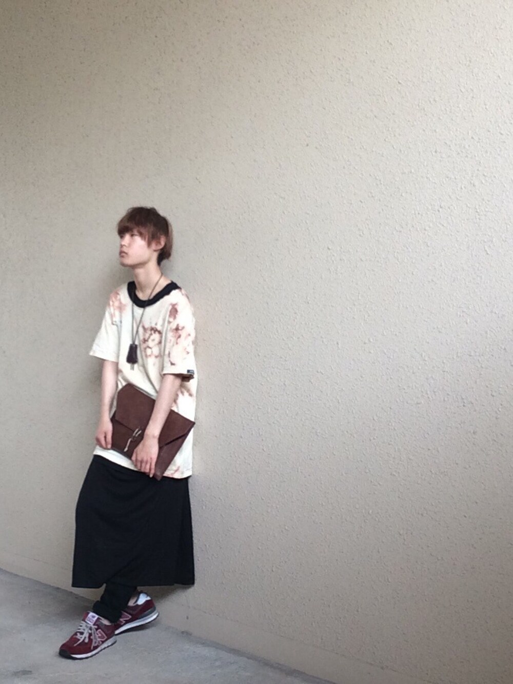 「スカート、クラッチバッグ、タイダイ柄、ハンドメイド、ブリーチ加工、スカート男子、WEARBOOKエントリー」｜「HandmadeのリメイクTシャツ
（Tシャツ/カットソー、ベージュ系）」を使った、kudo / shintaroさん（メンズ・170cm）の夏コーディネートの1枚目の写真