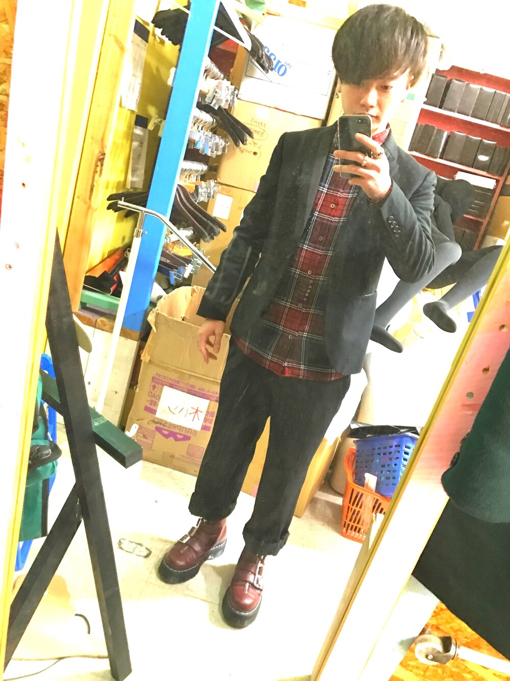「キレイめ、Dr.Martens、SHAREEF、abahouse、COMME des GARCONS、テーラードジャケット、スラックス、赤チェック、決めすぎ」｜「ABAHOUSEのアイテム（テーラードジャケット、ブラック系）」を使った、いまいさん（メンズ・163cm）の秋コーディネートの1枚目の写真
