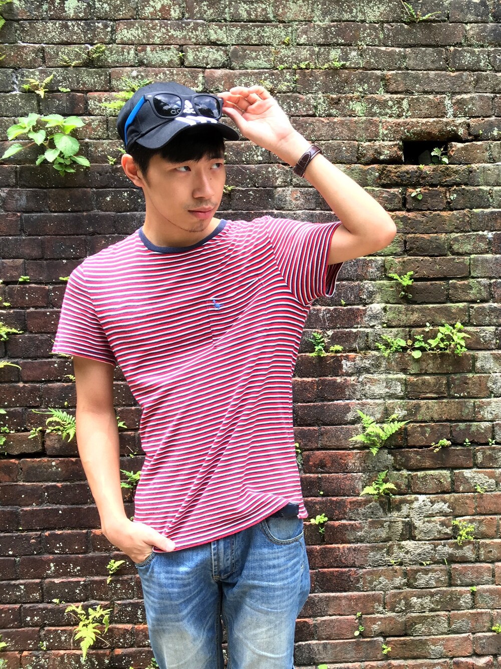 「Jack Willsのアイテム（Tシャツ/カットソー、レッド系）」を使った、劉董さん（メンズ・171cm）の夏コーディネートの1枚目の写真