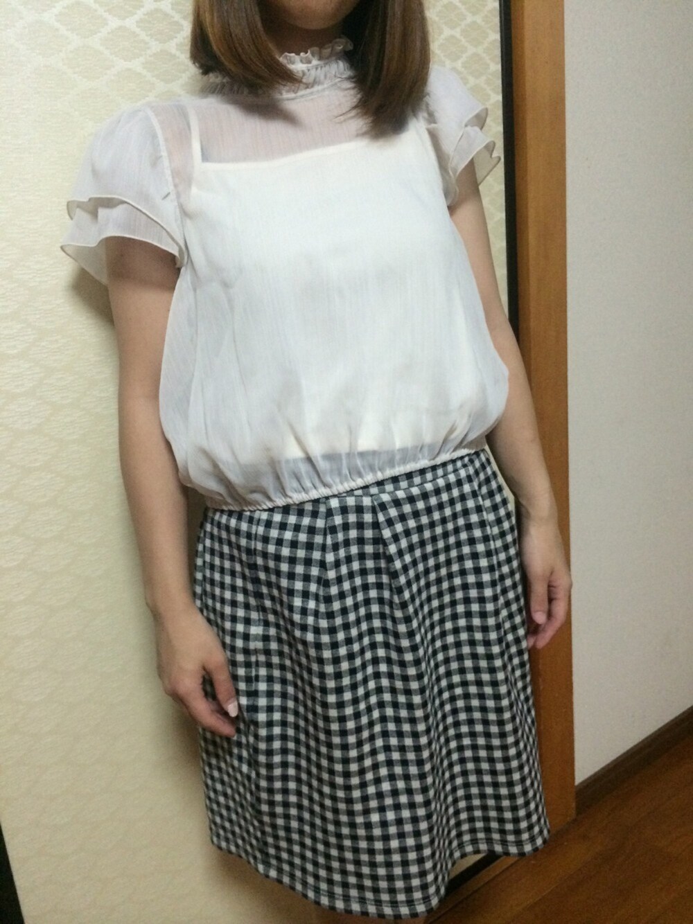 ホワイト系のシャツ/ブラウス、ホワイト系のシャツ/ブラウスを着用したレディースの春コーディネートの1枚目の写真