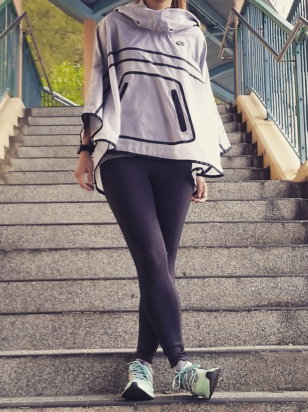 「NIKE、running、poncho、Saturday、adidasboost」｜「NIKEのアイテム（ポンチョ、ホワイト系）」を使った、Charmian Tsuiさん（レディース・165cm）の冬コーディネートの1枚目の写真