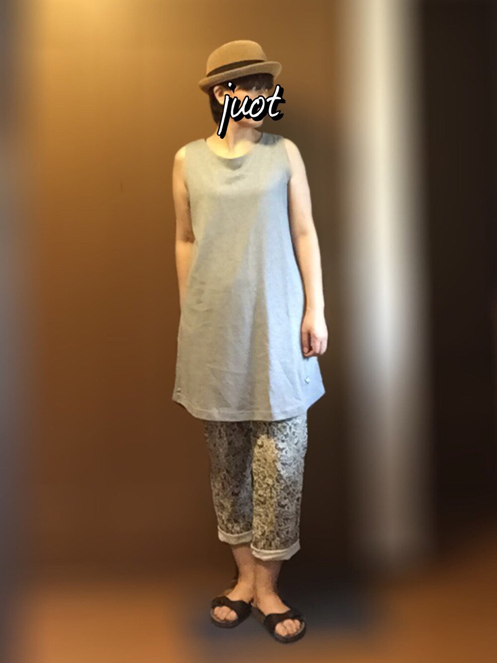 グレー系のワンピース、その他のその他パンツ、ブラック系のサンダルを着用したレディースの夏コーディネートの1枚目の写真